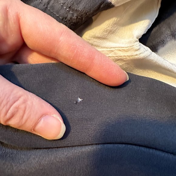 EQUIPMENT 100% Silk V-Neck T-Shirt - Picture 5 of 7